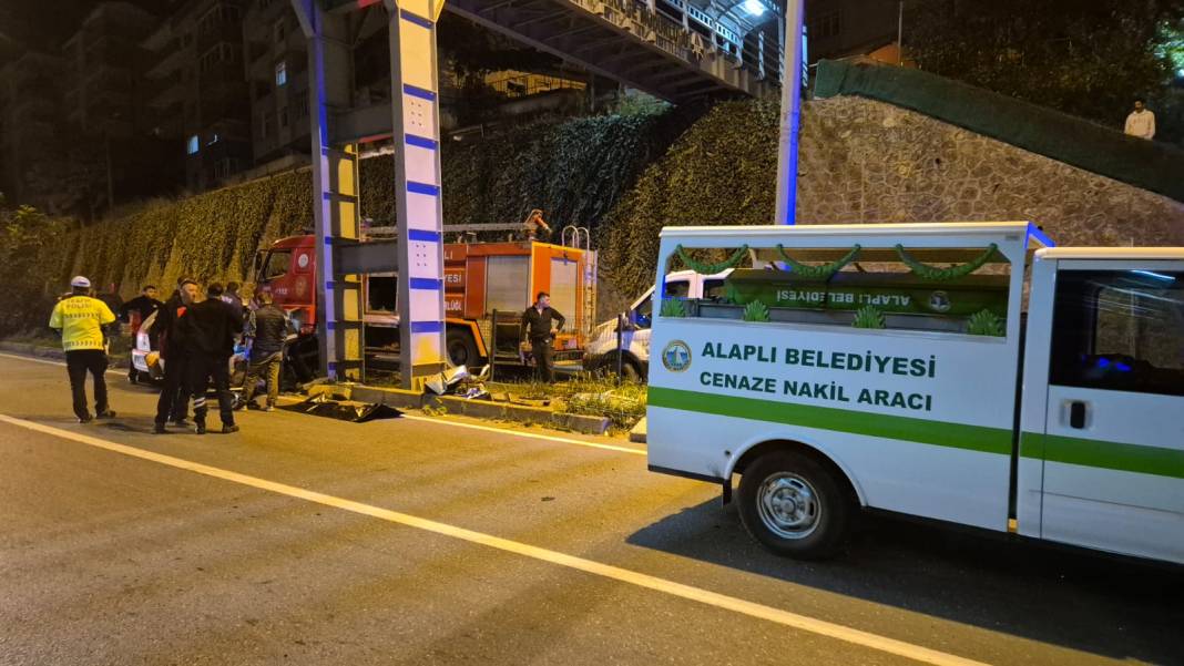 Ereğli Yolu’nda feci kaza! Otomobil üstgeçide saplandı: 2 ölü 3